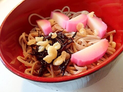 麺つゆで　板蒲鉾とひじきと天かすのお蕎麦